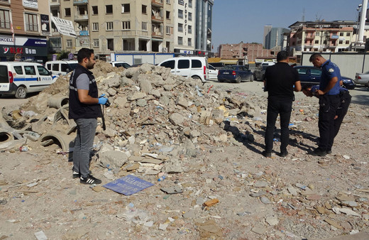 Depremde yıkılan bianın enkazında akrabası tarafından silahlı saldırıya uğradı!