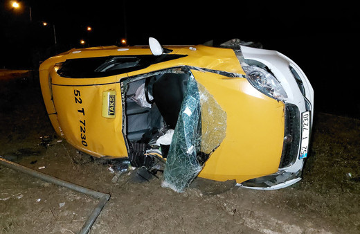 Cenazeden dönerken ölümden de döndüler! Taksi takla attı: 4 yaralı