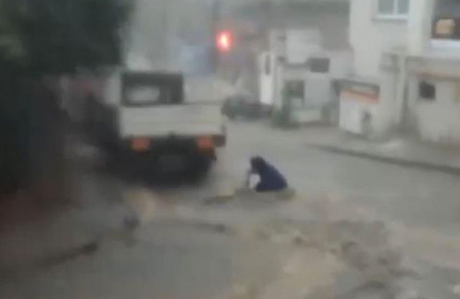 Sancaktepe'de bisikletiyle gezerken az daha boğuluyordu o anlar kamerada