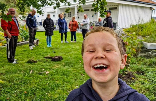 Bahçede kaybolan küpelerini ararken buldu! En az bin yıllık çıktı