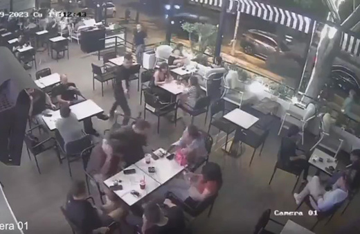Adana'da arkadaşlarıyla oturan şahıs silahlı saldırıya uğradı! O anlar güvenlik kamerasına yansıdı