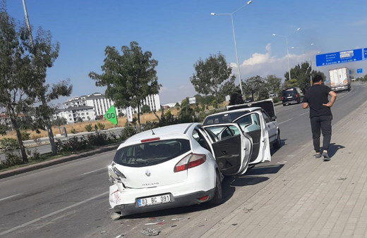 Afyonkarahisar'da kontrolden çıkan kamyonet otomobile çarptı! Otomobil iki araca çarparak durabildi