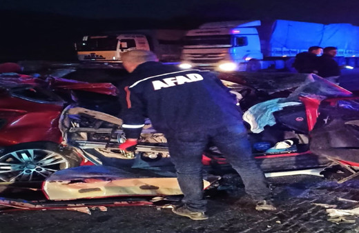 Bitlis'te zincirleme kaza! 3 araç birbirine girdi: 1 ölü, 4 yaralı