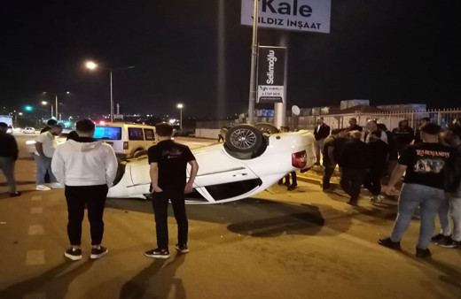 Bursa'da feci kaza! Makas atan otomobil kontrolden çıkıp takla attı