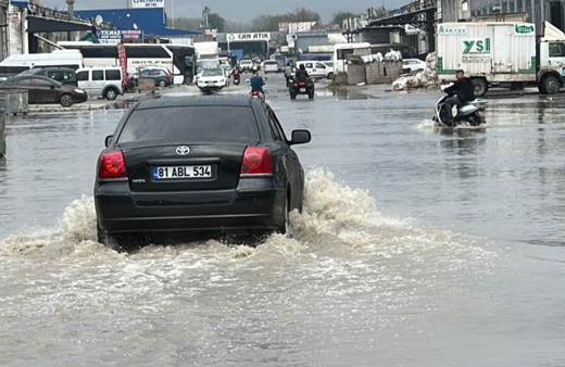 Düzce’de 5 dakika yağan yağmur sokaklar göle çevirdi!