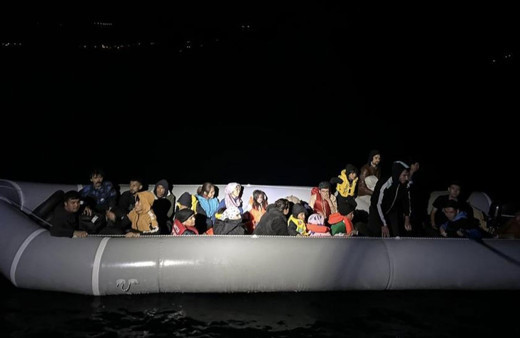 Lastik botları arızalanan ve sürüklenen 27 kaçak göçmen kurtarıldı