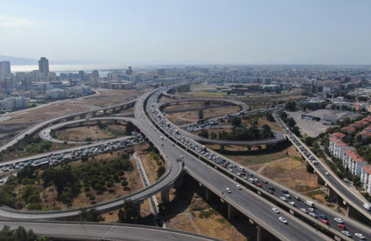 İzmir’de kilometrelerce TEKNOFEST kuyruğu oluştu