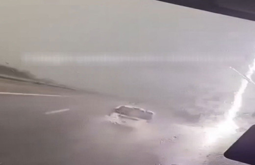 Felaketten dönüldü! Araçların arasına düşen yıldırım kameralara yansıdı