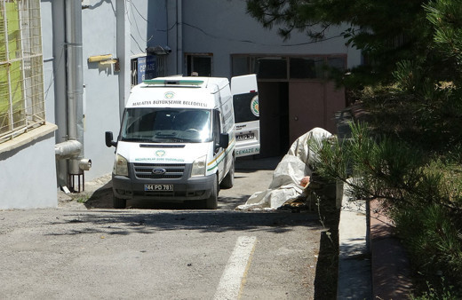 Silah sesini duyan mahalleli polise koştu! 27 yaşındaki genç, göğsünden silahla vurulmuş halde bulundu