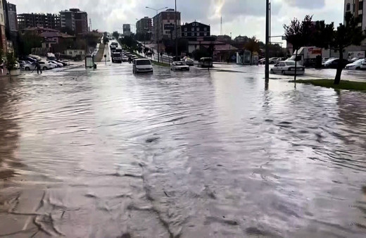 Yozgat'ta  sağanak yağış yolları göle çevirdi! Şehri su bastı