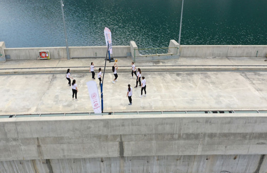 249 metre yükseklikteki baraj üzerinde voleybol oynadılar!