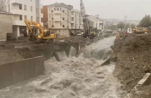 Esenyurt'ta sağanak yağış dere taşırdı; istinat duvarı yıkıldı