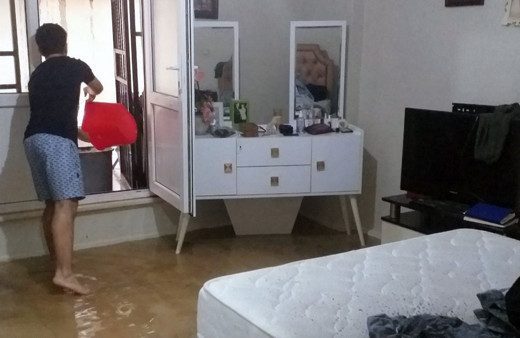 İstanbul'da rögarın taşması sonucu 4 daireyi su bastı!