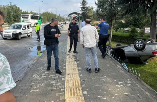 Tokat'ta hafif ticari araç ile otomobil çarpıştı: 11 kişi yaralandı!