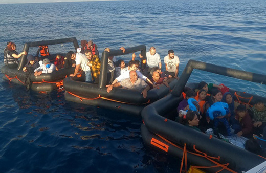 İzmir açıklarında 310 düzensiz göçmen kurtarıldı