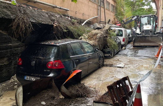 İstanbul'da istinat duvarı araçların üzerine çöktü