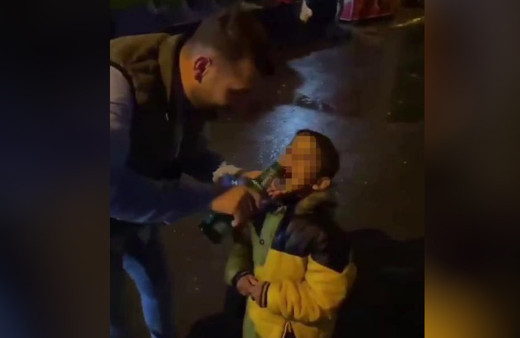 İstanbul’da skandal görüntü! Küçük çocuğa alkol içirip video çektiler
