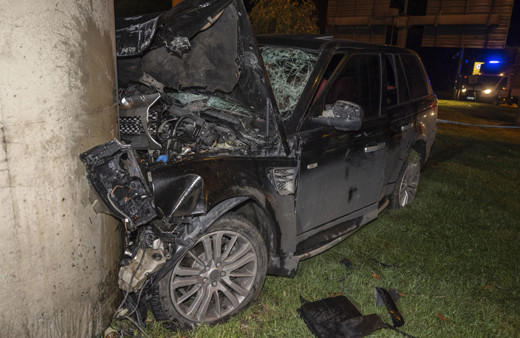 Şişli'de beton direğe çarpan araçtaki 4 kişi yaralandı!
