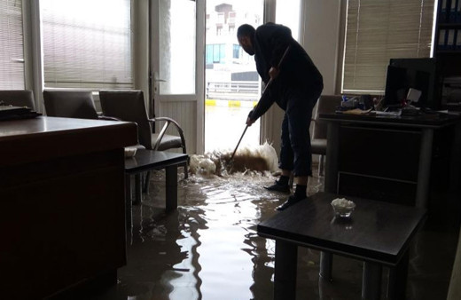 Van’da ev ve iş yerlerini su bastı