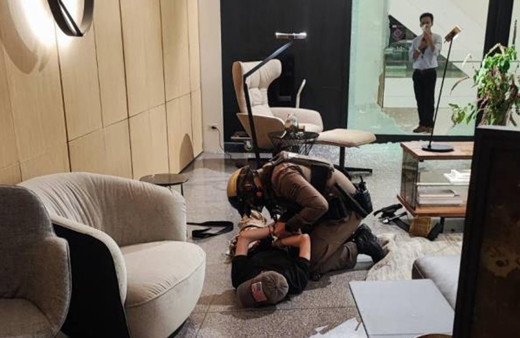 AVM’de silahlı saldırı! 14 yaşındaki saldırgan 3 kişiyi öldürdü