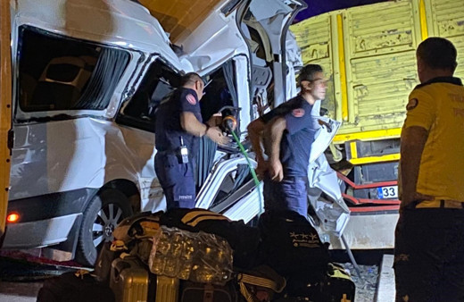 Antalya'da tur minibüsü kamyona ok gibi saplandı! 2 kişi öldü 9 kişi de yaralandı o anlar kamerada