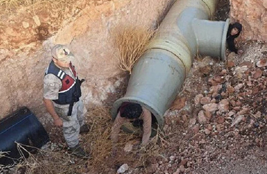 Sulama borusundan kaçak göçmen çıktı