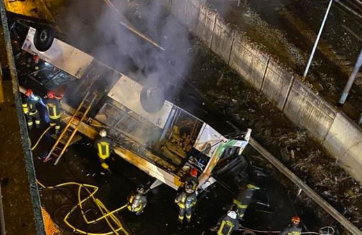 Venedik'te facia otobüs üst geçitten düştü 20 kişi öldü