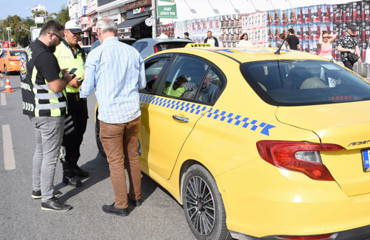 İstanbul polisi, kurallara uymayan taksi sürücülerine göz açtırmıyor