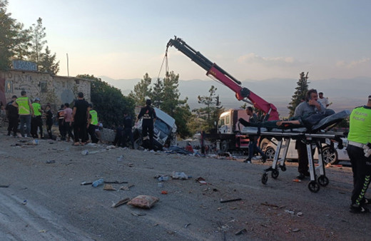 Gaziantep'te freni patlayan kamyon, kırmızı ışıkta araçları biçti: 5 ölü, 17 yaralı