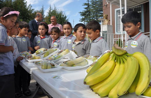 Mersin'de kırsaldaki öğrencilere 1 ton muz dağıtıldı!