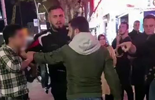 Sakarya'nın ortasında kadını taciz etti, çevredekiler meydan dayağı attı! İşte o anlar...