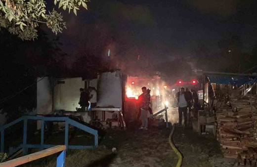 Avcılar'da aile çay bahçesinde yangın çıktı