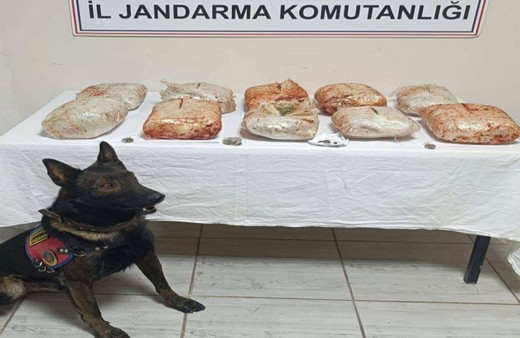 Uyuşturucuları salça kovası ve patates çuvallarına saklamışlar!