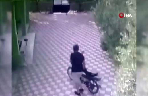 Namazı yarıda bırakıp imamın motosikletini çaldı!
