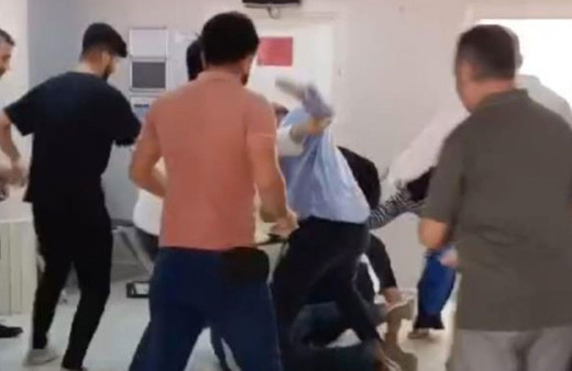 Sağlık ocağını basıp doktorları darp ettiler