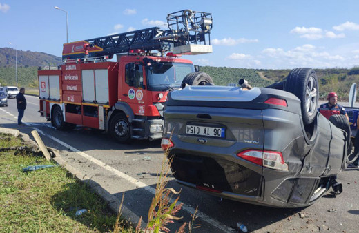 Sakarya'da hafif ticari araç ile otomobil çarpıştı: 7 kişi yaralandı!