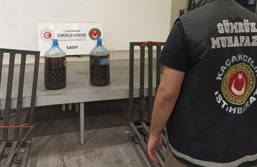 Sarp Sınır Kapısı’nda el arabası içerisinde gizlenmiş kestane balı ele geçirildi!