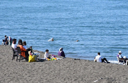 Düzce Akçakoca'da ekim ayında denize girdiler!