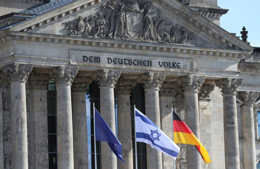 Almanya'da bazı binaların önüne İsrail bayrağı çekildi