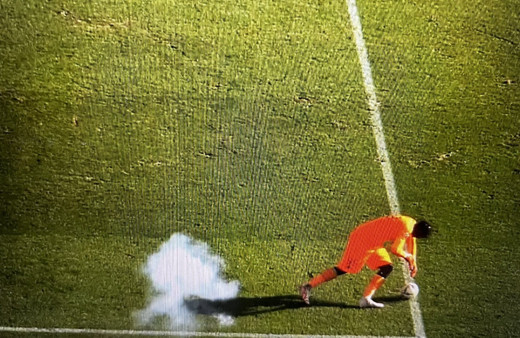 Taraftarın havai fişek attığı kaleci bilincini kaybetti