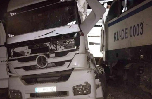 Diyarbakır’da feci kaza! Tren TIR'a çarptı, şoför hayatını kaybetti