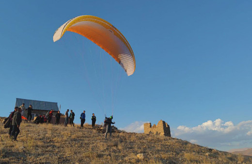 Yüksekova'da yamaç paraşütü etkinliği düzenlendi