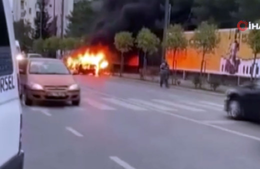 İstanbul'da seyir halinde alev alan otomobil cayır cayır yandı!