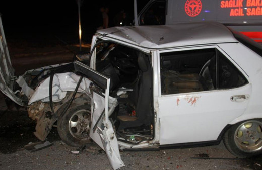 Konya'da iki otomobil çarpıştı: 8 kişi yaralandı!
