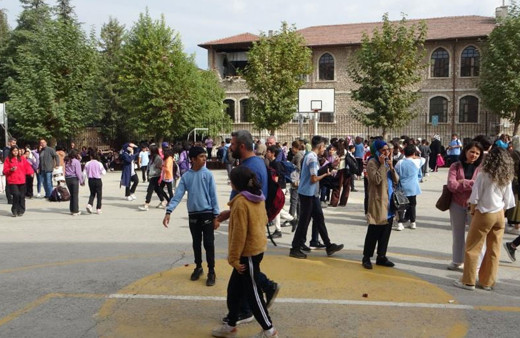 Deprem paniği veliler okullara akın etti! Okullar tatil mi edildi?