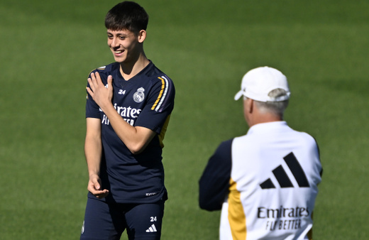 Real Madrid paylaştı: Arda Güler kendisine 'hediye' edilen arabayla böyle poz verdi