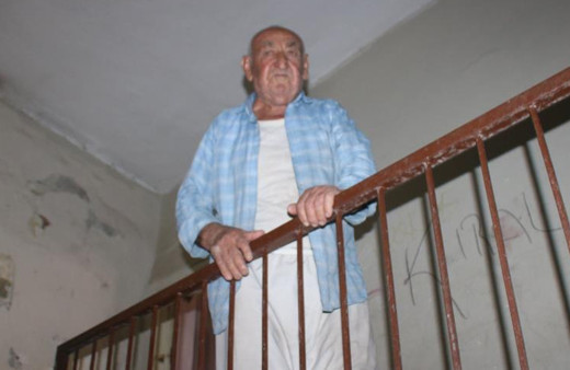 Fuat dede 8 katlı binada tek başına yaşıyor! Bodrumda 36 milyonluk 'emanet' var