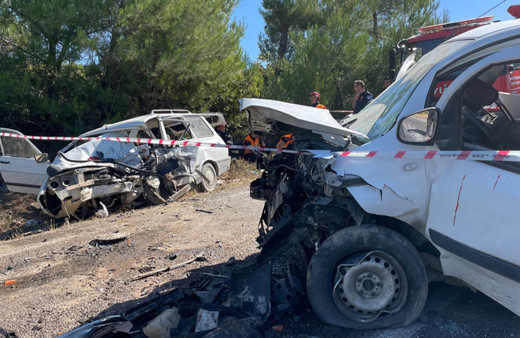 Manisa'da otomobil ile hafif ticari araç çarpıştı: 2 kişi öldü, 3 kişi yaralandı!