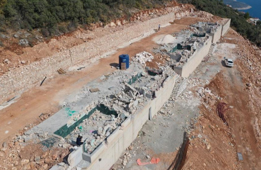 Antalya'da deniz manzaralı kaçak yapılar yıkıldı!