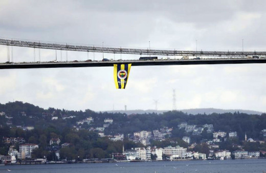 İstanbul'daki köprülere dev Fenerbahçe bayrakları asıldı!